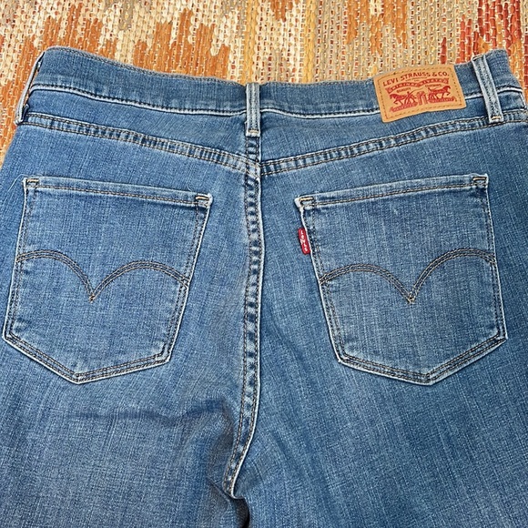 Levi’s Mid rise Midi Shorts - Picture 3 of 3